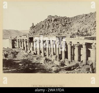 Zuilengalerij van de Temple of ISIS auf der Insel Philae, 1862 - 1895 Foto Teil einer Gruppe von Fotos, die der Fotograf Richard Polak auf Reisen gesammelt hat. Dieses Foto wurde zusammen mit anderen Fotos ausgestellt, die er auf seinen Reisen am Rotterdamschen Kunstkring (1895), bei Arti und Amicitiae in Amsterdam (1897-1898?) gesammelt hat. Und Societeit 't Collegie in Kampen (Datum für die Zeit ist unbekannt). Phila-Papier. Tempel mit Pappalbumendruck, Schrein  ägyptische Religion. Säule, Säule  Architektur Tempel des ISIS Stockfoto