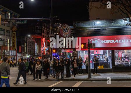 Vancouver, KANADA - Dez 31 2023 : Ein Blick auf die Granville Street am Silvesterabend. Menschenmassen trinken in Nachtclubs und feiern Silvester Stockfoto