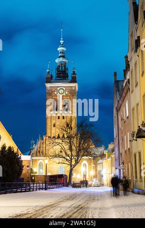 2023-02-04; Blick auf St. Katharinenkirche im Winter nachts, Danzig Polen Stockfoto