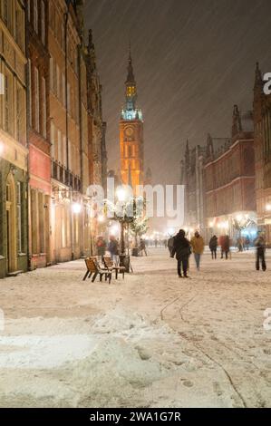 2023-02-04; Schnee im Winter Long Market Street The Royal Road. Danzig, Polen. Stockfoto