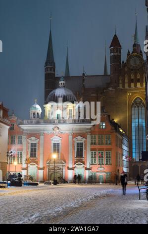 04.02.2023; Winter. Blick auf die Basilika St.. Maria bei Nacht. Danzig, Polen Stockfoto
