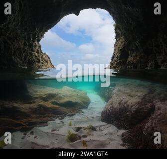 In einer Meereshöhle an der Atlantikküste Spaniens, geteilter Blick auf die Hälfte über und unter der Wasseroberfläche, natürliche Szene, Galicien, Rias Baixas Stockfoto