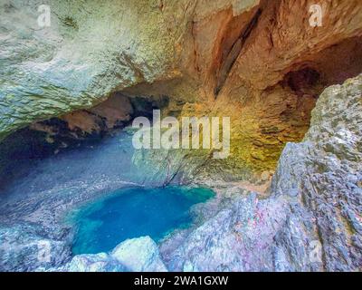 Große Höhle voller Farben, Quelle des Flusses Sorgue in der Provence. Sie entspringt in Fontaine-de-Vaucluse einer 308 Meter tiefen Quelle. Stockfoto