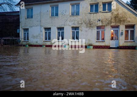 Frankreich. Januar 2024. © Berthes, 1. Januar 2024. Zum Neujahrstag steht die Hauptstraße von Berthes (Nordfrankreich) wieder unter Wasser. Starkregen gestern und heute Abend haben weitere Überschwemmungen verursacht. Quelle: MAXPPP/Alamy Live News Stockfoto