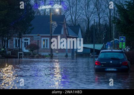 Frankreich. Januar 2024. © Berthes, 1. Januar 2024. Zum Neujahrstag steht die Hauptstraße von Berthes (Nordfrankreich) wieder unter Wasser. Starkregen gestern und heute Abend haben weitere Überschwemmungen verursacht. Quelle: MAXPPP/Alamy Live News Stockfoto