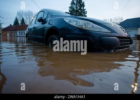 Frankreich. Januar 2024. © Berthes, 1. Januar 2024. Zum Neujahrstag steht die Hauptstraße von Berthes (Nordfrankreich) wieder unter Wasser. Starkregen gestern und heute Abend haben weitere Überschwemmungen verursacht. Quelle: MAXPPP/Alamy Live News Stockfoto