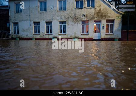 Frankreich. Januar 2024. © Berthes, 1. Januar 2024. Zum Neujahrstag steht die Hauptstraße von Berthes (Nordfrankreich) wieder unter Wasser. Starkregen gestern und heute Abend haben weitere Überschwemmungen verursacht. Quelle: MAXPPP/Alamy Live News Stockfoto