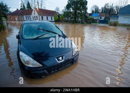 Frankreich. Januar 2024. © Berthes, 1. Januar 2024. Zum Neujahrstag steht die Hauptstraße von Berthes (Nordfrankreich) wieder unter Wasser. Starkregen gestern und heute Abend haben weitere Überschwemmungen verursacht. Quelle: MAXPPP/Alamy Live News Stockfoto