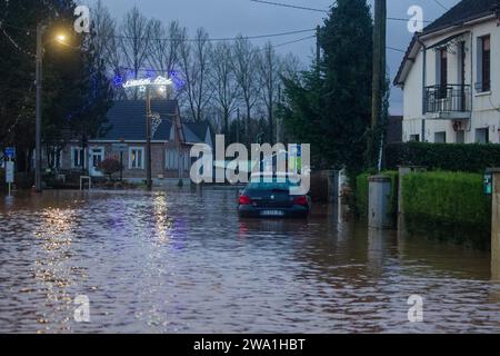 Frankreich. Januar 2024. © Berthes, 1. Januar 2024. Zum Neujahrstag steht die Hauptstraße von Berthes (Nordfrankreich) wieder unter Wasser. Starkregen gestern und heute Abend haben weitere Überschwemmungen verursacht. Quelle: MAXPPP/Alamy Live News Stockfoto