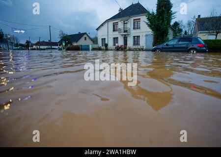 Frankreich. Januar 2024. © Berthes, 1. Januar 2024. Zum Neujahrstag steht die Hauptstraße von Berthes (Nordfrankreich) wieder unter Wasser. Starkregen gestern und heute Abend haben weitere Überschwemmungen verursacht. Quelle: MAXPPP/Alamy Live News Stockfoto