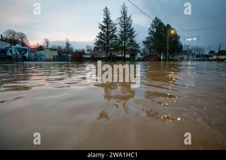 Frankreich. Januar 2024. © Berthes, 1. Januar 2024. Zum Neujahrstag steht die Hauptstraße von Berthes (Nordfrankreich) wieder unter Wasser. Starkregen gestern und heute Abend haben weitere Überschwemmungen verursacht. Quelle: MAXPPP/Alamy Live News Stockfoto