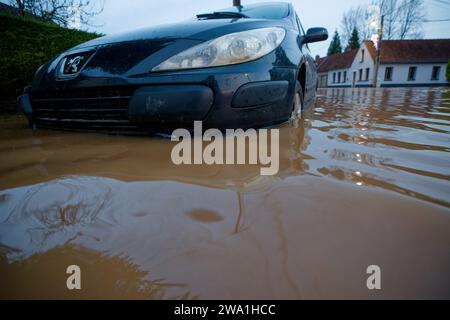 Frankreich. Januar 2024. © Berthes, 1. Januar 2024. Zum Neujahrstag steht die Hauptstraße von Berthes (Nordfrankreich) wieder unter Wasser. Starkregen gestern und heute Abend haben weitere Überschwemmungen verursacht. Quelle: MAXPPP/Alamy Live News Stockfoto