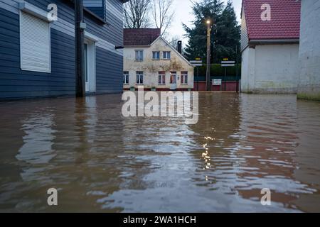 Frankreich. Januar 2024. © Berthes, 1. Januar 2024. Zum Neujahrstag steht die Hauptstraße von Berthes (Nordfrankreich) wieder unter Wasser. Starkregen gestern und heute Abend haben weitere Überschwemmungen verursacht. Quelle: MAXPPP/Alamy Live News Stockfoto