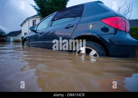 Frankreich. Januar 2024. © Berthes, 1. Januar 2024. Zum Neujahrstag steht die Hauptstraße von Berthes (Nordfrankreich) wieder unter Wasser. Starkregen gestern und heute Abend haben weitere Überschwemmungen verursacht. Quelle: MAXPPP/Alamy Live News Stockfoto