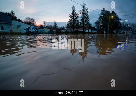 Frankreich. Januar 2024. © Berthes, 1. Januar 2024. Zum Neujahrstag steht die Hauptstraße von Berthes (Nordfrankreich) wieder unter Wasser. Starkregen gestern und heute Abend haben weitere Überschwemmungen verursacht. Quelle: MAXPPP/Alamy Live News Stockfoto