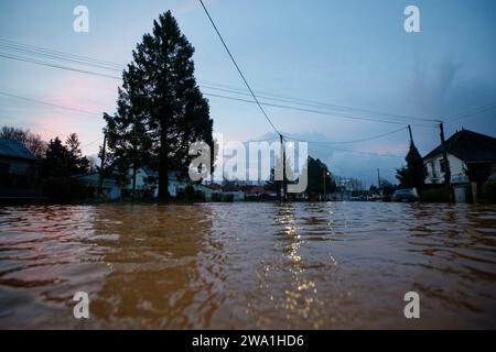 Frankreich. Januar 2024. © Berthes, 1. Januar 2024. Zum Neujahrstag steht die Hauptstraße von Berthes (Nordfrankreich) wieder unter Wasser. Starkregen gestern und heute Abend haben weitere Überschwemmungen verursacht. Quelle: MAXPPP/Alamy Live News Stockfoto