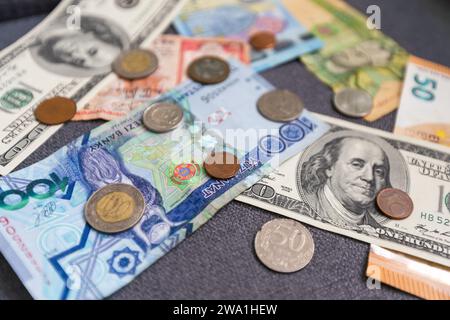 Hintergrund verschiedener Banknoten und Münzen in Dollar, Euro, Rubel und anderer Währung. Konzept der Wirtschaftskrise und Kosteneinsparungen Stockfoto