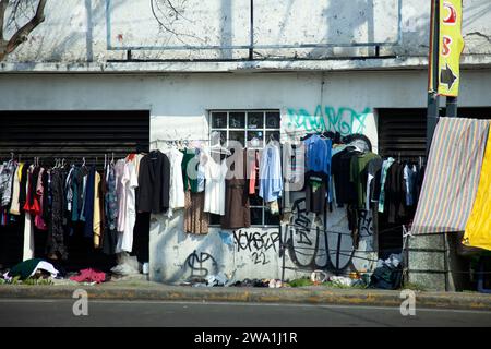 Verkauf von gebrauchter Kleidung auf dem Bürgersteig auf der Av Morelos neben dem Jamaica-Markt in Mexiko-Stadt, Mexiko Stockfoto