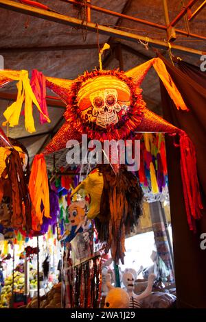 Tag der Toten Pinhatas zum Verkauf im Mercado Jamaica in Mexiko-Stadt, Mexiko Stockfoto