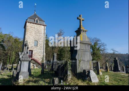 Comblain au pont. Vue de l'Ourthe et de la Tour Saint Martin dans le vieux cimetiere. | Blick auf den Fluss Ourthe und vom St. Martin Turm in t Stockfoto