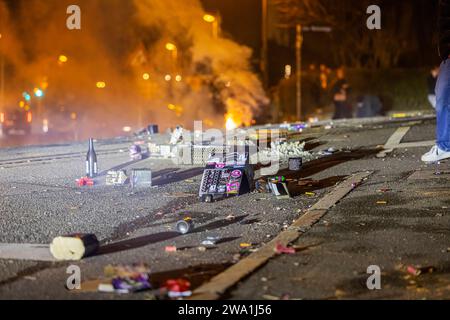 Stuttgart begrüßt das neue Jahr 2024. Nach dem großen Feuerwerk liegt Müll auf der Straße, // 01.01.204: Stuttgart, Baden-Württemberg, Deutschland, Europa *** Stuttgart begrüßt das neue Jahr 2024 nach dem großen Feuerwerk gibt es Müll auf der Straße, 01 01 204 Stuttgart, Baden Württemberg, Deutschland, Europa Stockfoto