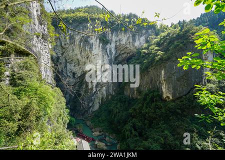 Geologische Wunder, üppiges Grün und unterirdische Rafting-Abenteuer. Der Puhua Dark River ist ein Meisterwerk der Natur und die Wurzel der Tujia cul Stockfoto