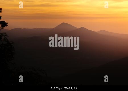 Fantastischer Blick auf den Sonnenuntergang in den Bergen von Zentralböhmen. Himmelsfarben zeichnen hypnotische Landschaften aus dieser Welt. Eher wie eine Landschaft vom Mars. Stockfoto