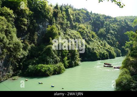 Geologische Wunder, üppiges Grün und unterirdische Rafting-Abenteuer. Der Puhua Dark River ist ein Meisterwerk der Natur und die Wurzel der Tujia cul Stockfoto