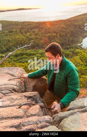 Man wandert im Herbst im Acadia National Park, Maine, USA Stockfoto