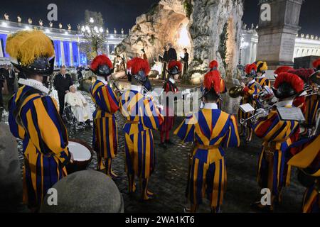 Papst Franziskus besuchte am 31. Dezember die Krippe auf dem Petersplatz neben dem hohen Weihnachtsbaum im Vatikan. 2023 nach der Feier zum Jahresende erste Vesper zum Hochfest Mariens und dem Singen des Te Deum, dem feierlichen Thanksgiving-Hymnus der Kirche für das vergangene Jahr. Foto: (EV) Vatican Media/ABACAPRESS.COM Credit: Abaca Press/Alamy Live News Stockfoto