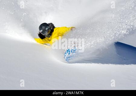 Eine Frau Snowboarden im Tiefschnee in einem Bergresort in der Nähe von South Lake Tahoe, Kalifornien. Stockfoto