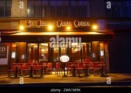 Das traditionelle Pariser Café Le relais Paris Opera befindet sich in der Nähe der Opéra Garnier in Paris, Frankreich. Stockfoto