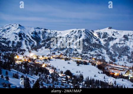 Ein Bergresort wird im Winter durch das Licht eines Vollmonds beleuchtet, Kalifornien. Stockfoto