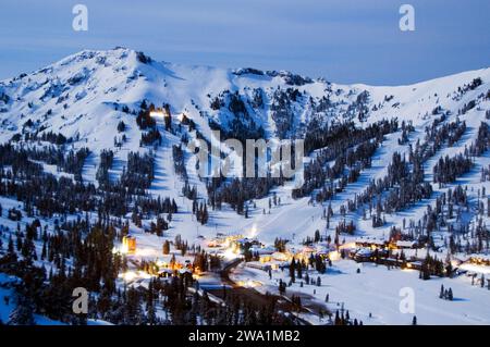 Ein Bergresort wird im Winter durch das Licht eines Vollmonds beleuchtet, Kalifornien. Stockfoto