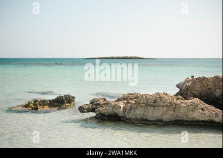 Kristallklares Wasser und Felsformationen am Strand Elafonissi auf Kreta Stockfoto