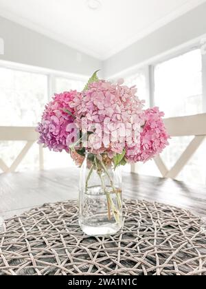 Rosafarbene Hortensien in Vase im hellen Speisesaal Stockfoto