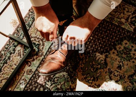 Bräutigam macht sich bereit, Hochzeitsschuhe anzuziehen Stockfoto