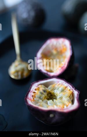Exotische Passionsfrucht auf einem Moody Hintergrund Stockfoto