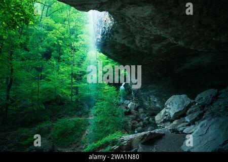 Höhlenblick auf Wasserfälle und Wälder in Lost Valley, Arkansas Stockfoto