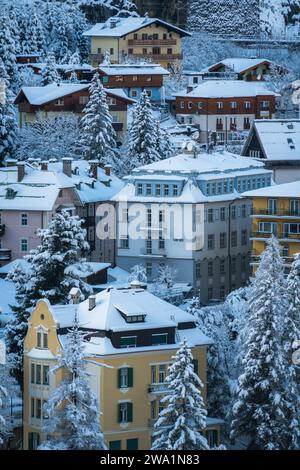 Idyllische Winterszene mit farbigem Gebäude in den österreichischen Alpen Stockfoto