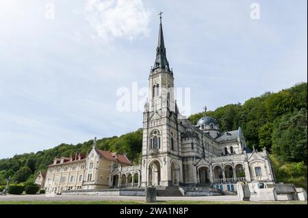 Domremy-la-pucelle ist bekannt als der Ort, an dem Joan d'Arc geboren wurde - die Basilika | Domremy-la-Pucelle EST le Village ou naquit Jeanne d'Arc - La Stockfoto