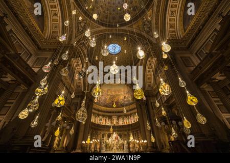 Blick auf die Decke der Kirche Sainte-Marie-Madeleine Stockfoto