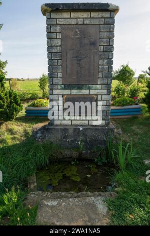 La Source 1 de la Mause EST situee a Châtelet-sur-Maas. Le cours d'eau, prend sa Source sur le palteau de Langres. | die Quelle des Flusses ist Loca Stockfoto