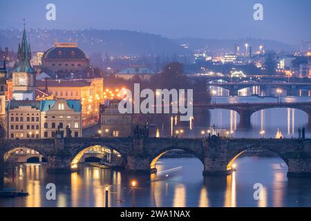 Abend in Prag mit Moldau und Brücken Stockfoto