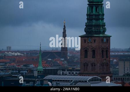 Kopenhagener Türme und Skyline mit dunklen Wolken Stockfoto