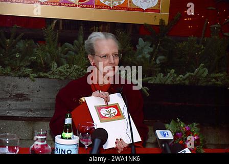 Kopenhagen/Dänemark/ 03.November 2003  HMthe Queen Margrethe Design 100 Jahre Jubiläum weihnachtsmarke für Vorsitzende und sie hat Design weihnachtsmarke 30 Jahre früher fand im Tivoli Garten statt (Foto von Francis Joseph Dean/Deanpictures) Stockfoto