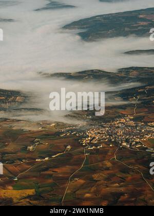 Morgenlicht auf einer spanischen Stadt, die von Nebel bedeckt ist Stockfoto