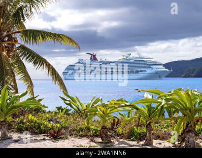 Südpazifische Kreuzfahrt / Kreuzfahrtschiff Carnival Plendor vor Mystery Island. Nach der Abfahrt von Sydney Australien fährt dieses Kreuzfahrtschiff nach ne Stockfoto