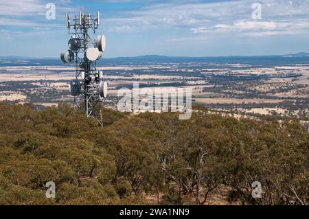 Blick vom Mt Tarrengower, Maldon, auf die Grampians (Gariwerd) mit einem Telekommunikations-Relaisturm im Vordergrund, Victoria, Australien Stockfoto
