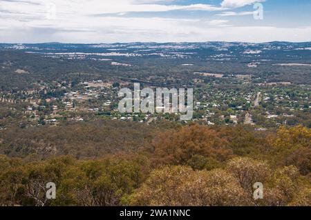 Blick vom Mt. Tarrengower in Richtung der Stadt Maldon in den zentralen Goldfeldern von Victoria Stockfoto